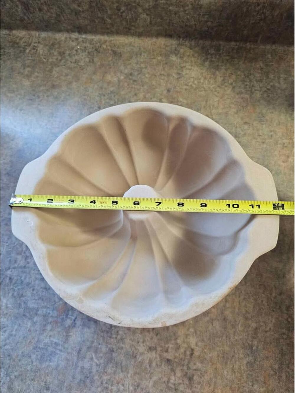 Pampered Chef Family Heritage Stoneware Fluted Bundt Cake Pan - Picture 4 of 9